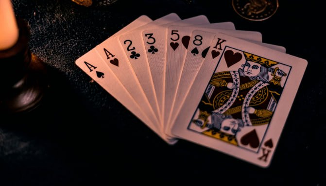 687slot မိုဘိုင်းဖုန်းဖြင့် ဘောလုံး Live Betting ကစားနေသောပုံ