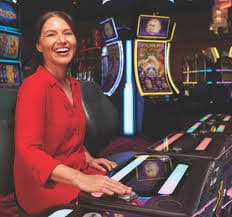 687slot မိုဘိုင်းဖုန်းဖြင့် Slot ဂိမ်းကစားနေသောပုံ