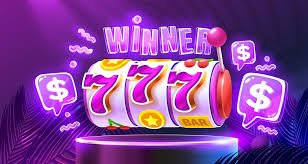 မြန်မာ ဘောလုံးပရိတ်သတ်များ ပွဲကြည့်ရင်း Sportsbook ကစားနေသောပုံ